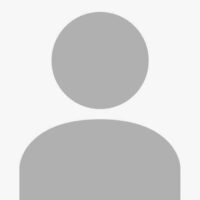 placeholder Graues Standard-Profilbild-Symbol mit Silhouette eines Kopfes und Schultern auf weißem Hintergrund.